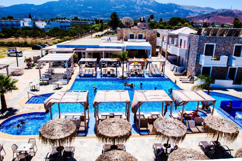 Bazén v ubytování Sunshine Hotel Tigaki nebo v jeho okolí