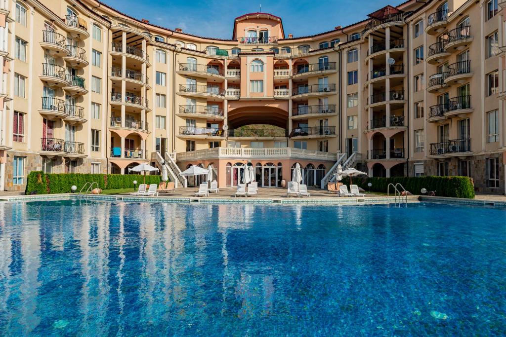 Bazén v ubytování Menada Negresco Apartments nebo v jeho okolí