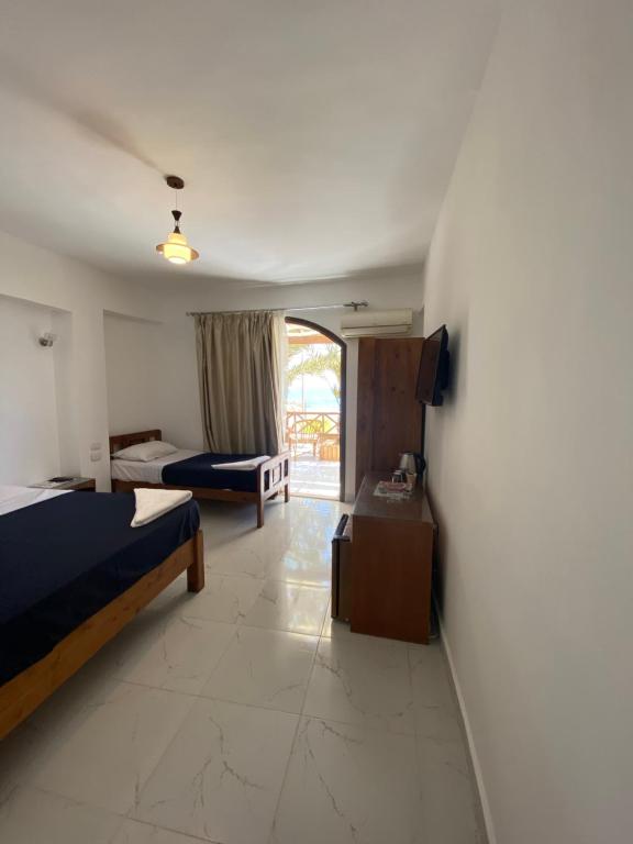 Postel nebo postele na pokoji v ubytování Penguin Village Dahab
