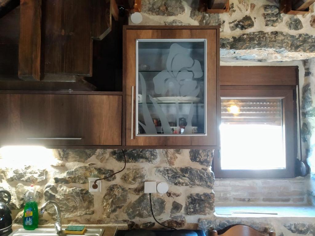A kitchen or kitchenette at panos stone tower