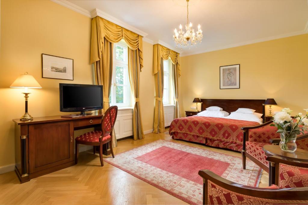 Castle Hotel Grof Degenfeld Superior 3915 Tarcal, Terezia kert 9 kép - 1