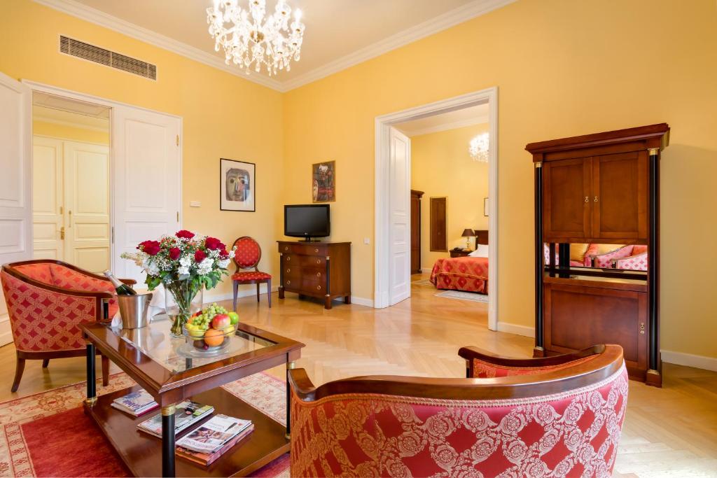 Castle Hotel Grof Degenfeld Superior - Suite With Balcony
