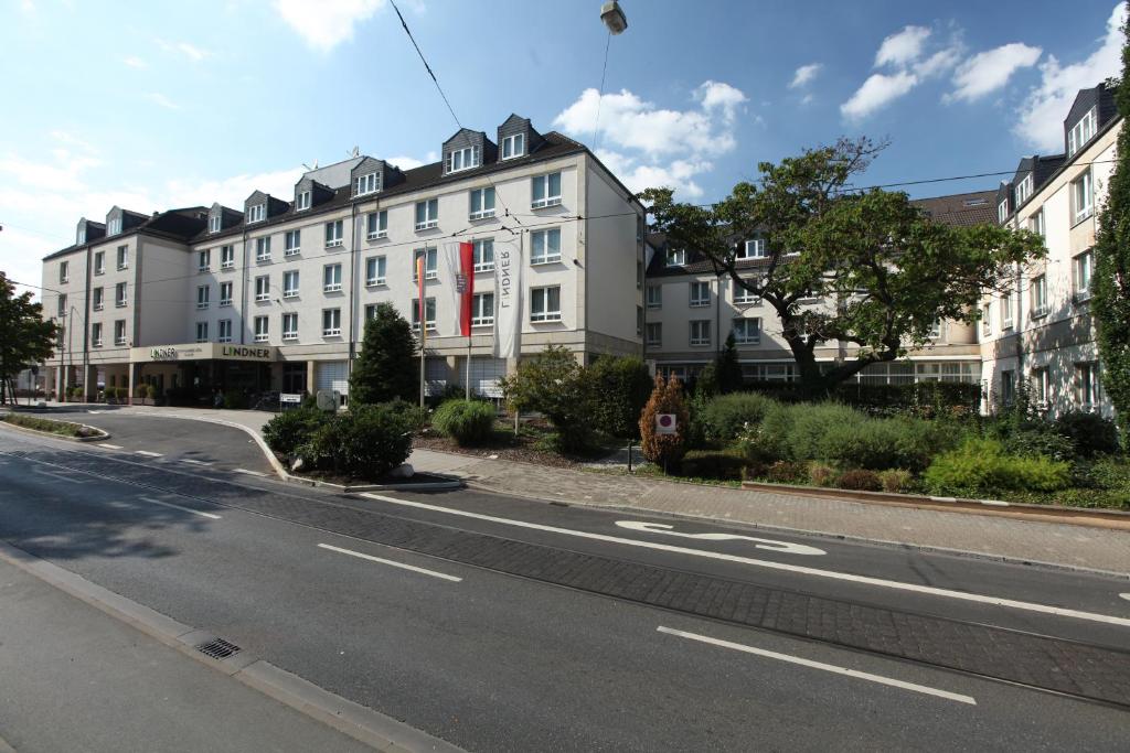 Lindner Hotel Frankfurt Hochst, part of JdV by Hyatt في فرانكفورت ماين: مبنى ابيض كبير على جانب شارع