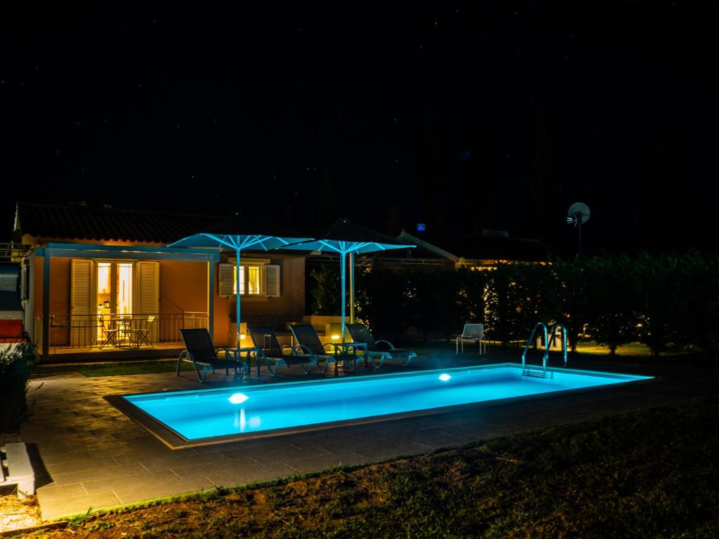 Basen w obiekcie Cypress Garden Villas lub w pobliżu