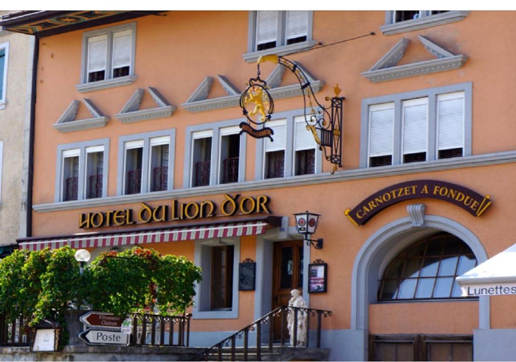 a building with a sign for a hotel called a union depot at Hôtel Lion d'Or Romont in Romont