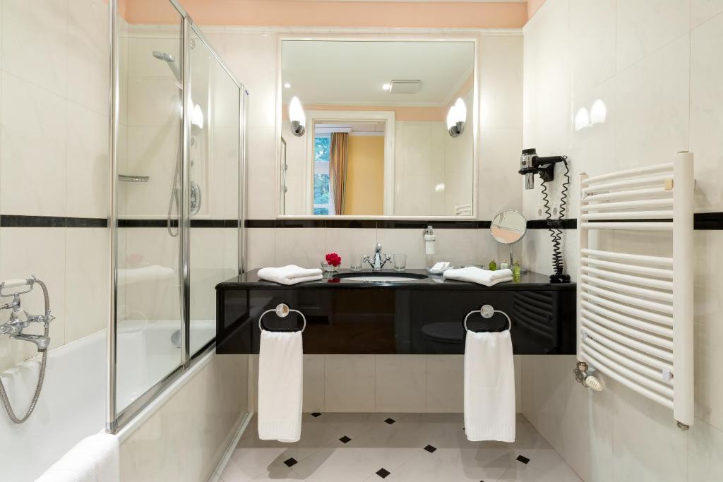Castle Hotel Grof Degenfeld Superior - Superior Triple Room