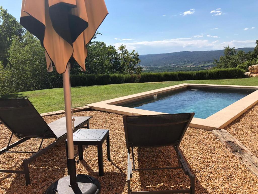 Swimmingpoolen hos eller tæt på Gîte Roussillon dame Sirmonde