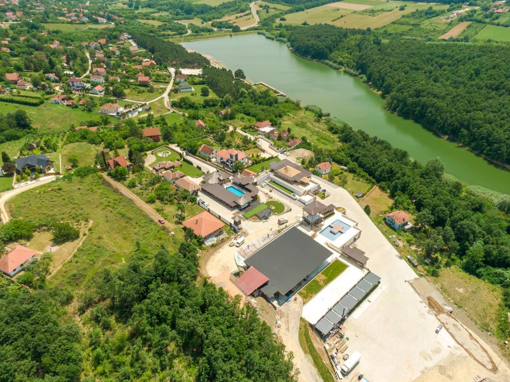 eine Luftansicht eines Hauses neben einem Fluss in der Unterkunft Woodland Resort in Kragujevac