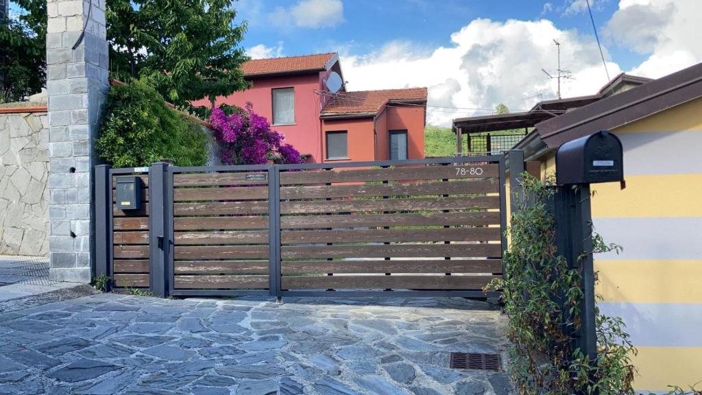 een houten hek voor een huis bij Antoniana in La Spezia