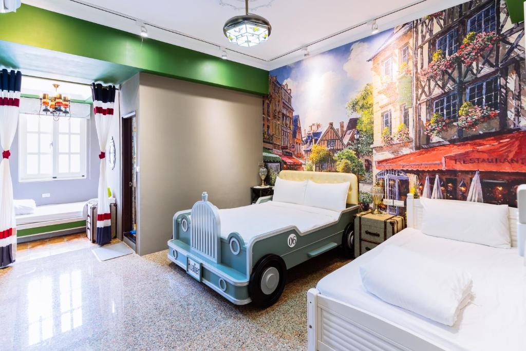a bedroom with two beds and a mural of a truck at 花蓮花漾夏卡爾民宿-無人民宿自助入住-包棟可烤肉可麻將 in Hualien City