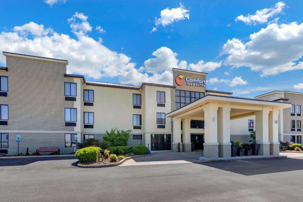 hotel z napisem z przodu w obiekcie Comfort Inn & Suites w mieście Lincoln