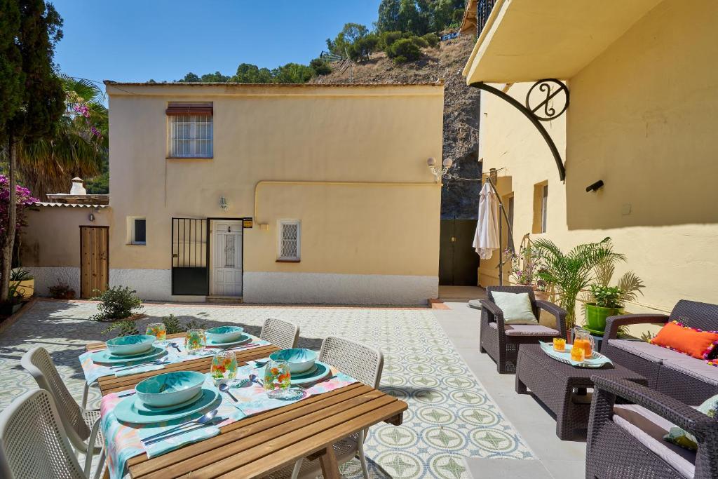 Posedenie v ubytovaní Villa Rosita Suites en Playa de la Malagueta con terraza