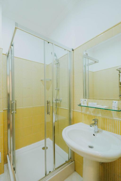 Koupelna v ubytování Premier Geneva Hotel