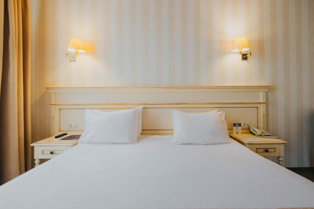 Postel nebo postele na pokoji v ubytování Premier Geneva Hotel