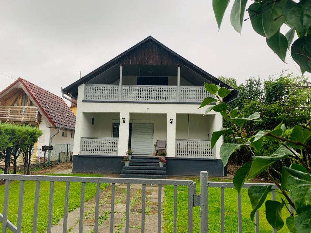 APA Vendégház - Housity