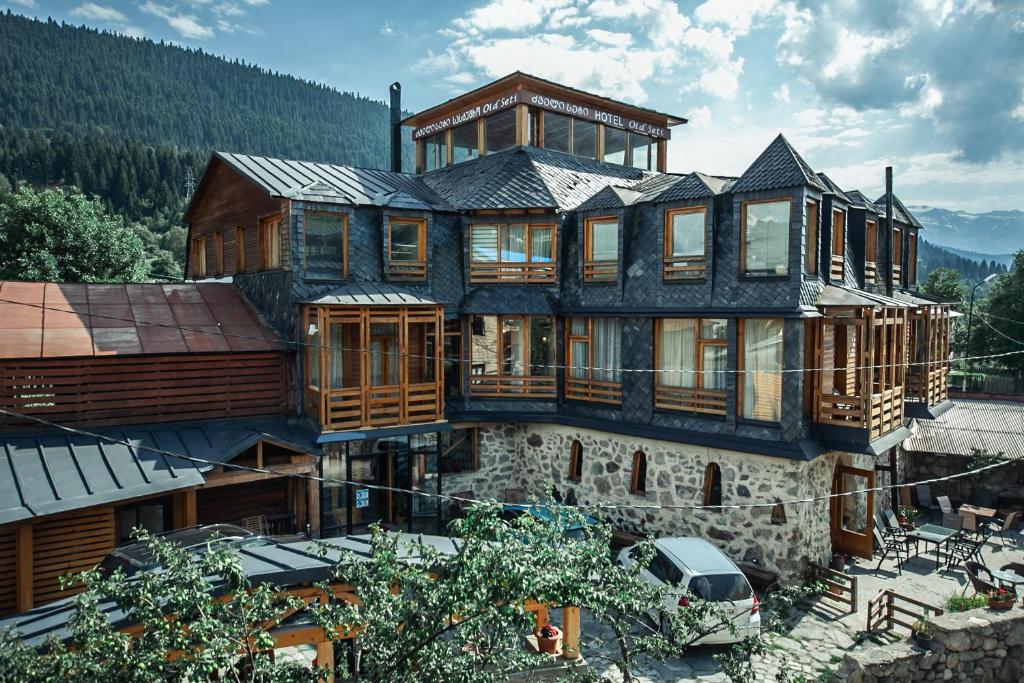 une grande maison au sommet d'une montagne dans l'établissement Hotel Old Seti, à Mestia