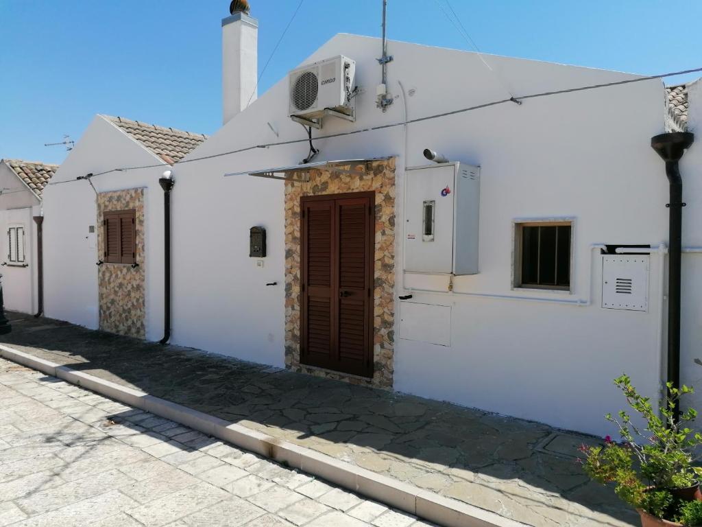 una casa blanca con una puerta en una calle en Casa Vacanze BORGO VECCHIO, en Scanzano Jonico