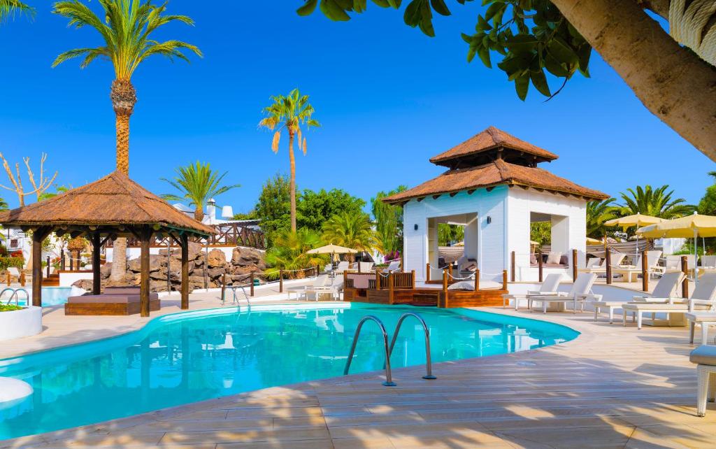 Bazén v ubytování Boutique Hotel H10 White Suites - Adults Only nebo v jeho okolí