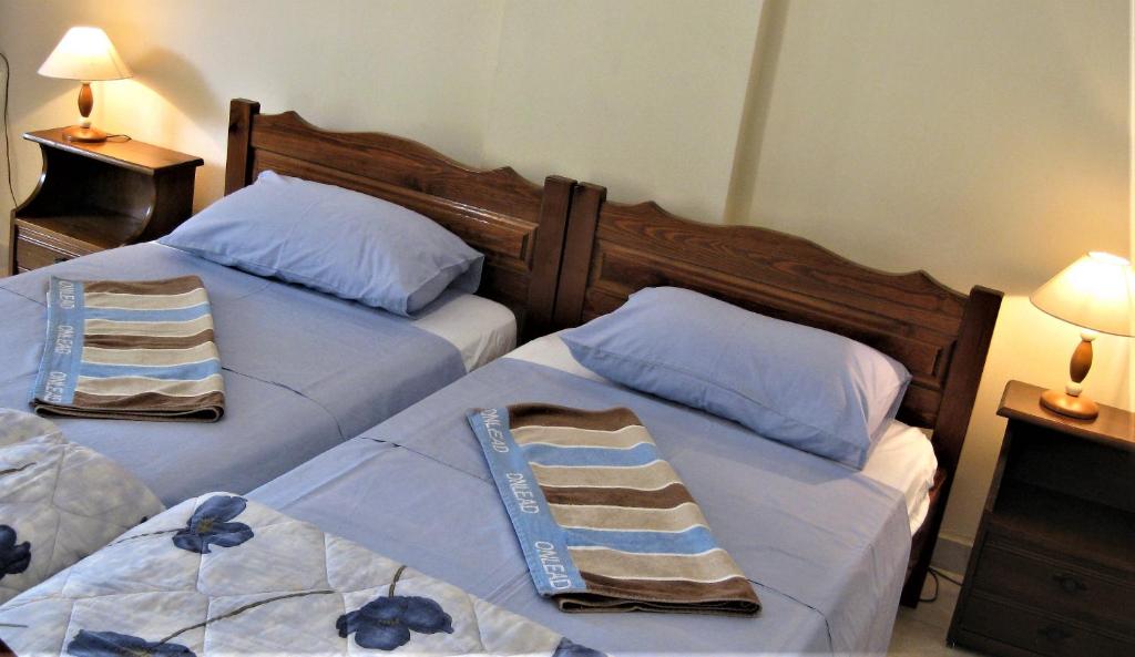 2 aparte bedden in een slaapkamer met 2 lampen bij Studio in Pelekas in Pelekas