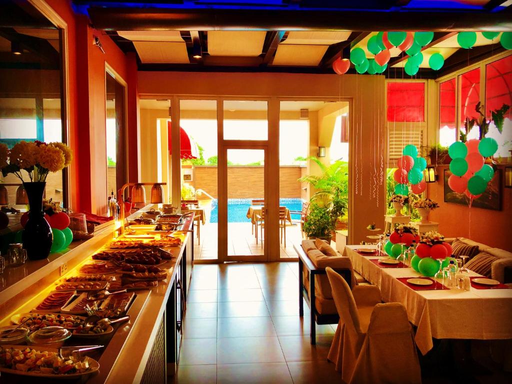 フリータウンにあるHome Suites Boutique Hotel Freetownの料理のビュッフェ