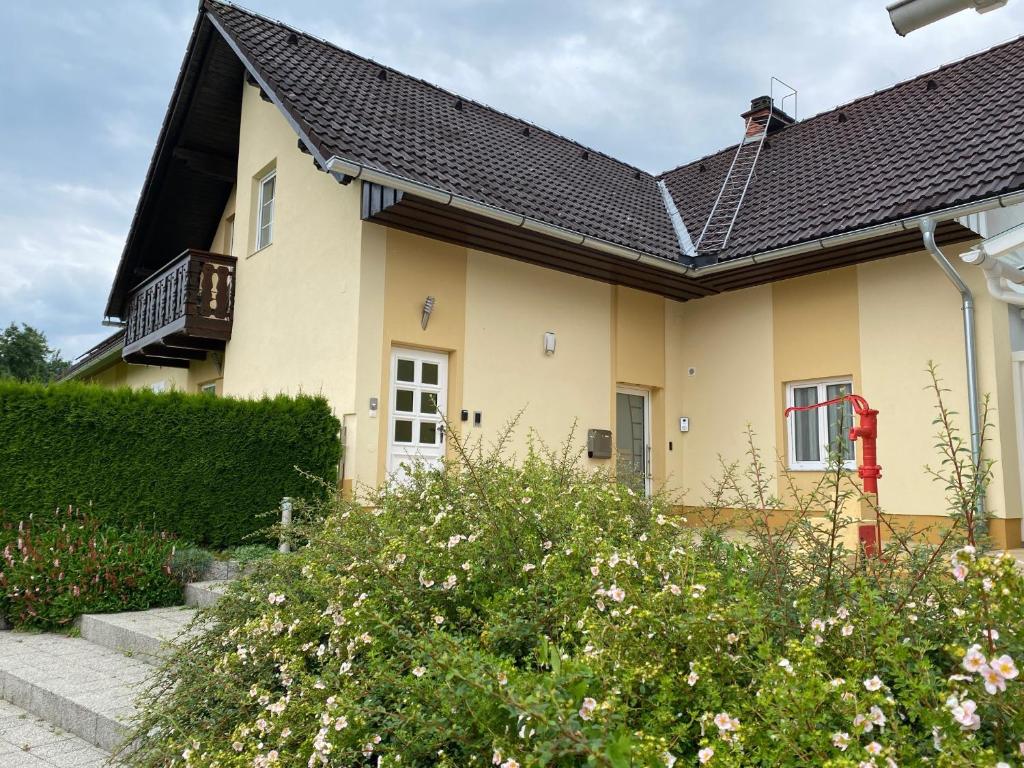 una casa gialla con tetto nero di Ferienwohnung Peklar a Arnfels