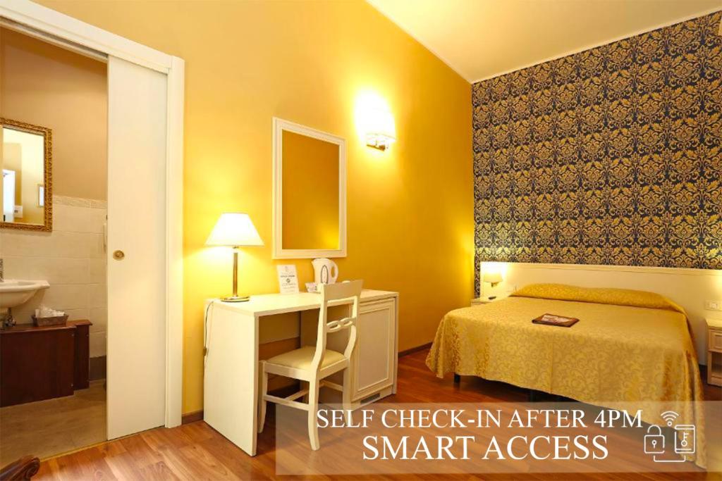 um quarto de hotel com uma cama e uma secretária em DG Prestige Room em Roma