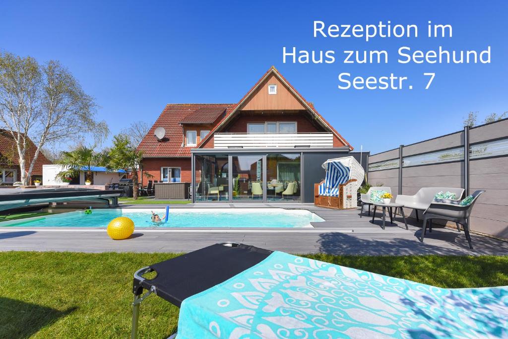 una casa con piscina en un patio en Haus zur Möwe, en Bensersiel