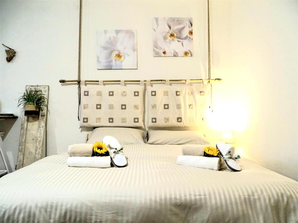 um quarto com uma cama com toalhas e flores em LOFT 66 em Vaiano
