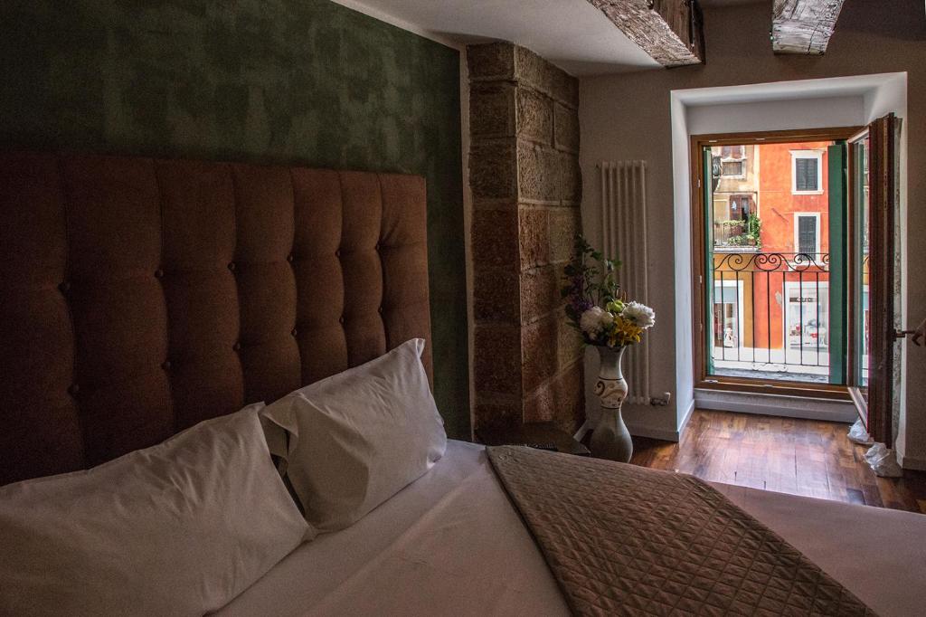 A bed or beds in a room at Aurelia Luxury - Piazza delle Erbe