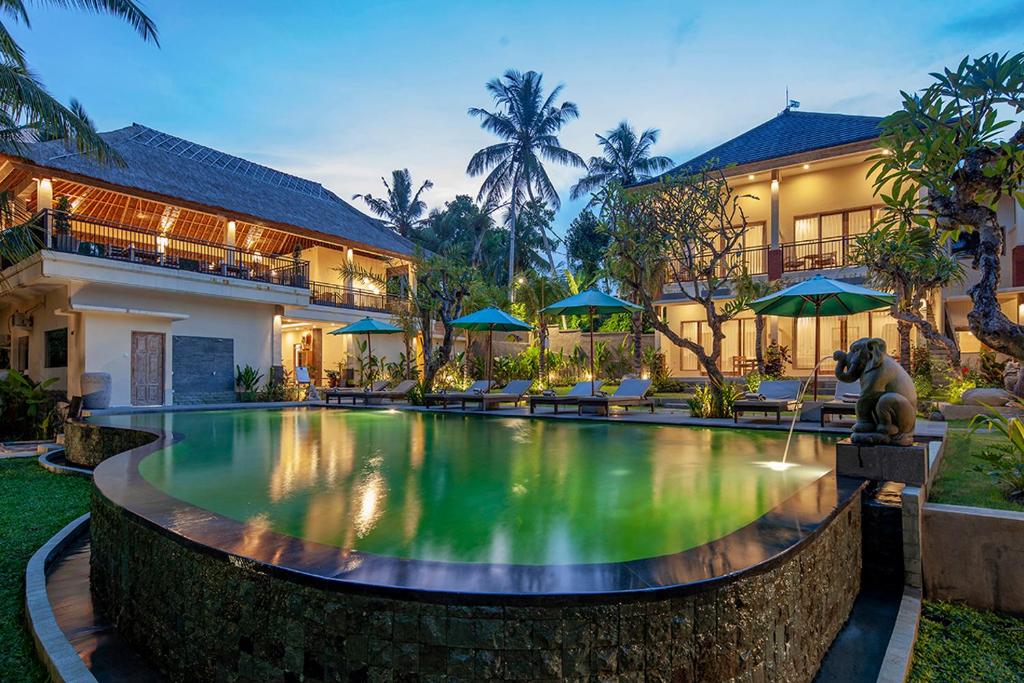 ein Pool vor einem Haus in der Unterkunft The Kalyana Ubud Resort in Ubud