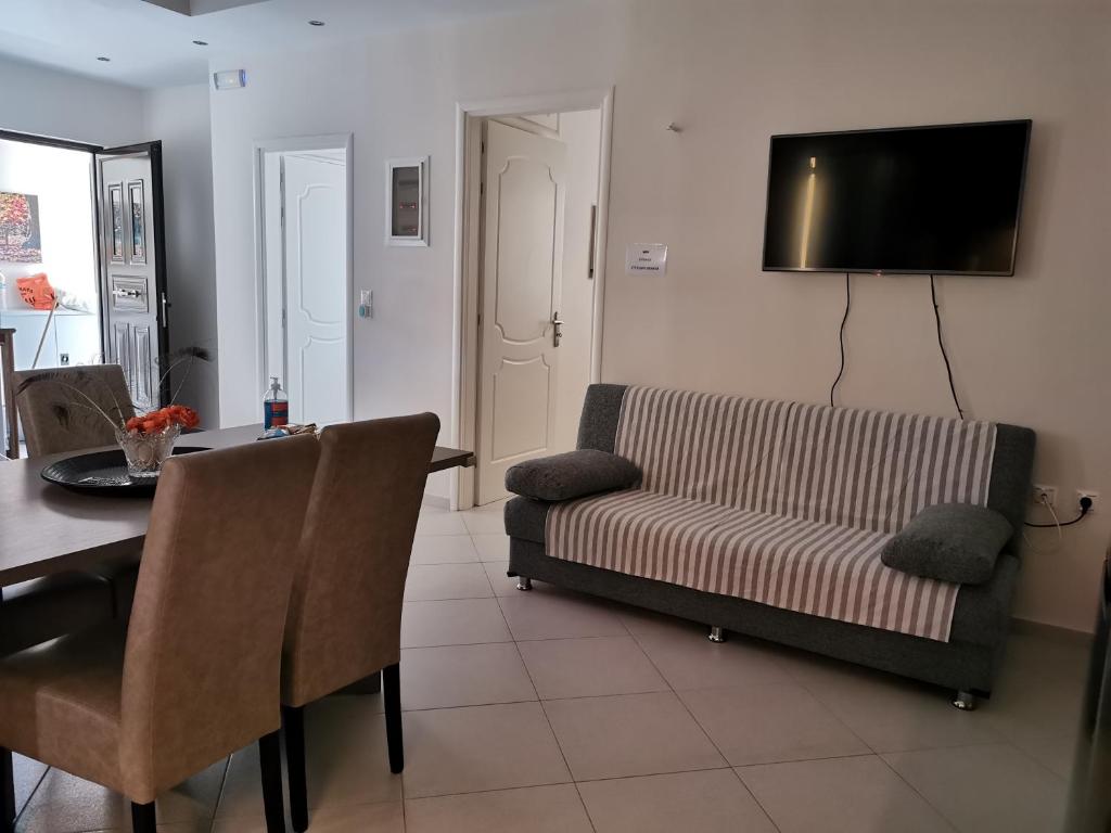 TV a/nebo společenská místnost v ubytování Eleni Apartment