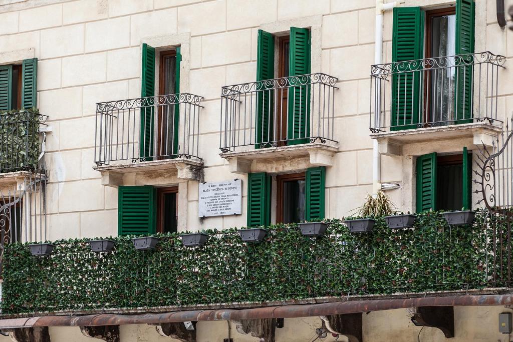 The building in which a vendégházakat is located