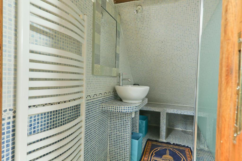 a bathroom with a sink and a mirror at Le Moulin de Gâteau in Saint-Pierre-les-Étieux