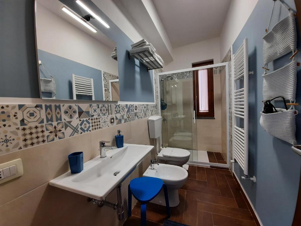 A bathroom at Il Borghetto di San Giuseppe EtnaRooms&Apartments