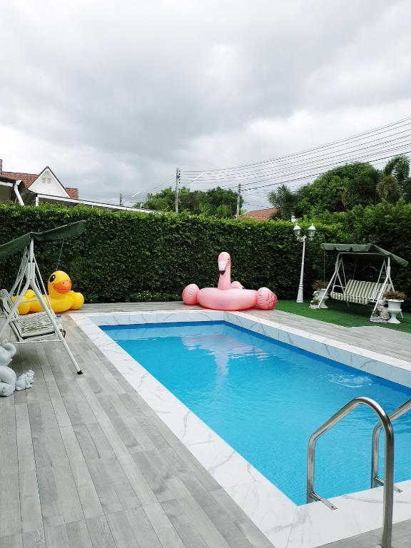 Bazén v ubytování Little home poolvilla nebo v jeho okolí