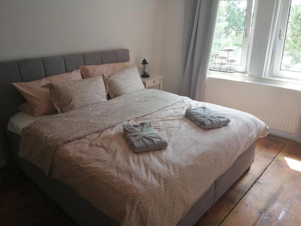 מיטה או מיטות בחדר ב-Ferienhaus Zur alten Schleuse
