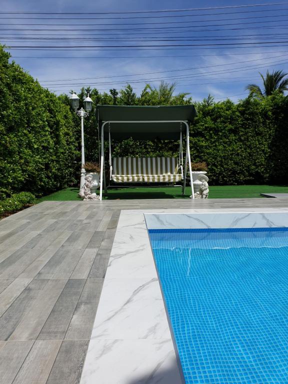 Bazén v ubytování Little home poolvilla nebo v jeho okolí