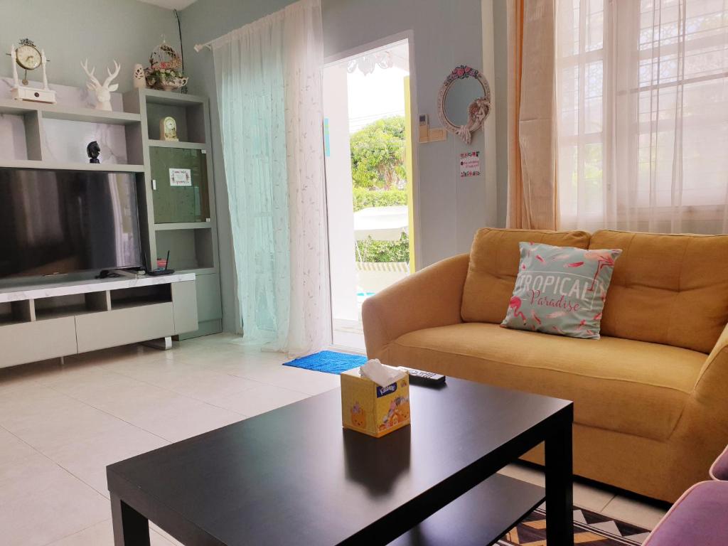 TV a/nebo společenská místnost v ubytování Little home poolvilla