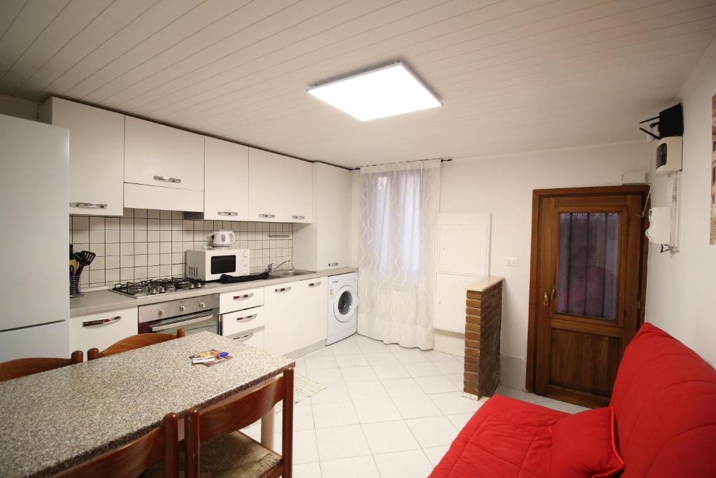 Kuchyňa alebo kuchynka v ubytovaní Veneziacentopercento Picenin Apartment