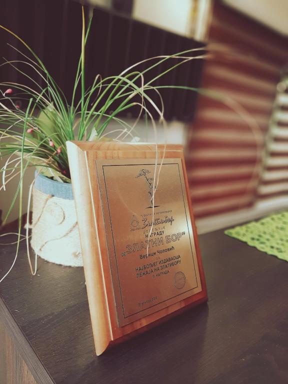 Certificato, attestato, insegna o altro documento esposto da Guest House Colovic