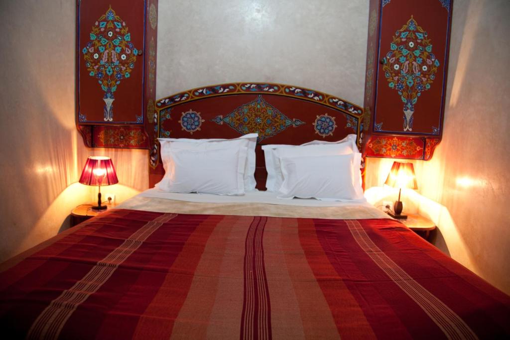 Postel nebo postele na pokoji v ubytování Riad Dar Alia