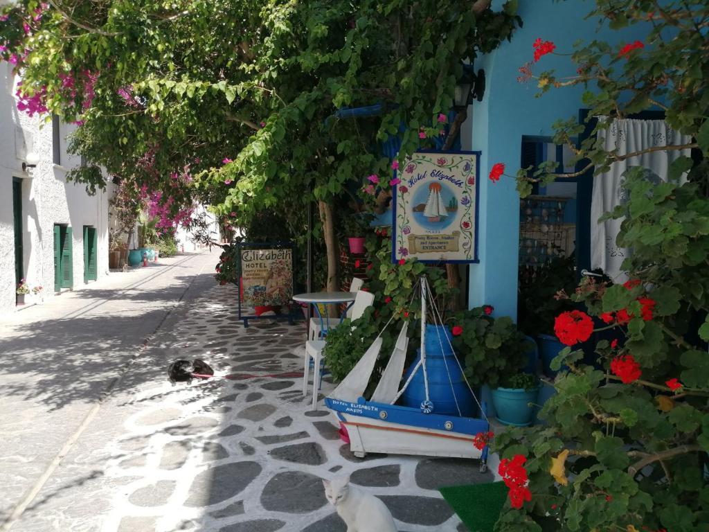 um edifício azul com um barco ao lado de uma rua em Hotel Elizabeth em Naxos Chora