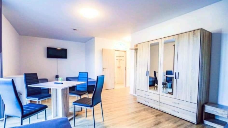 TV a/nebo společenská místnost v ubytování Hotel sleep-station