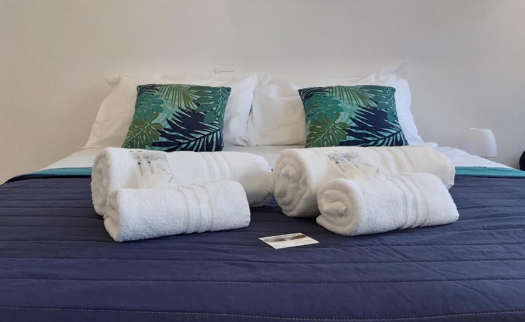 ein Bett mit Handtüchern darüber in der Unterkunft Veneziacentopercento Corderie Apartment in Venedig