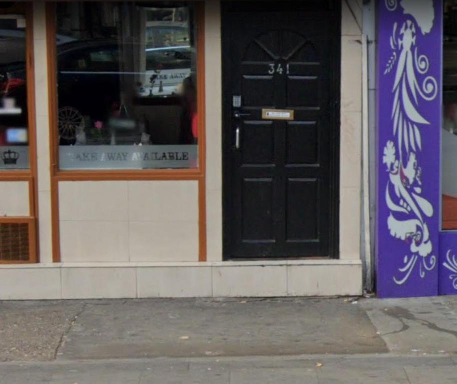 czarne drzwi na boku sklepu w obiekcie Lord Merit Guest Rooms in King's Cross St Pancras w Londynie