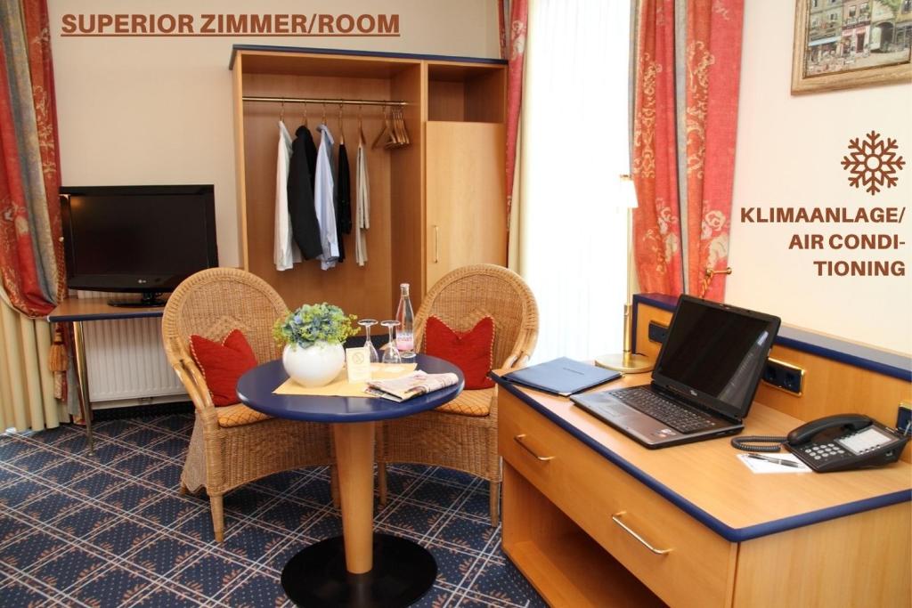 TV a/nebo společenská místnost v ubytování Hotel Zur Post