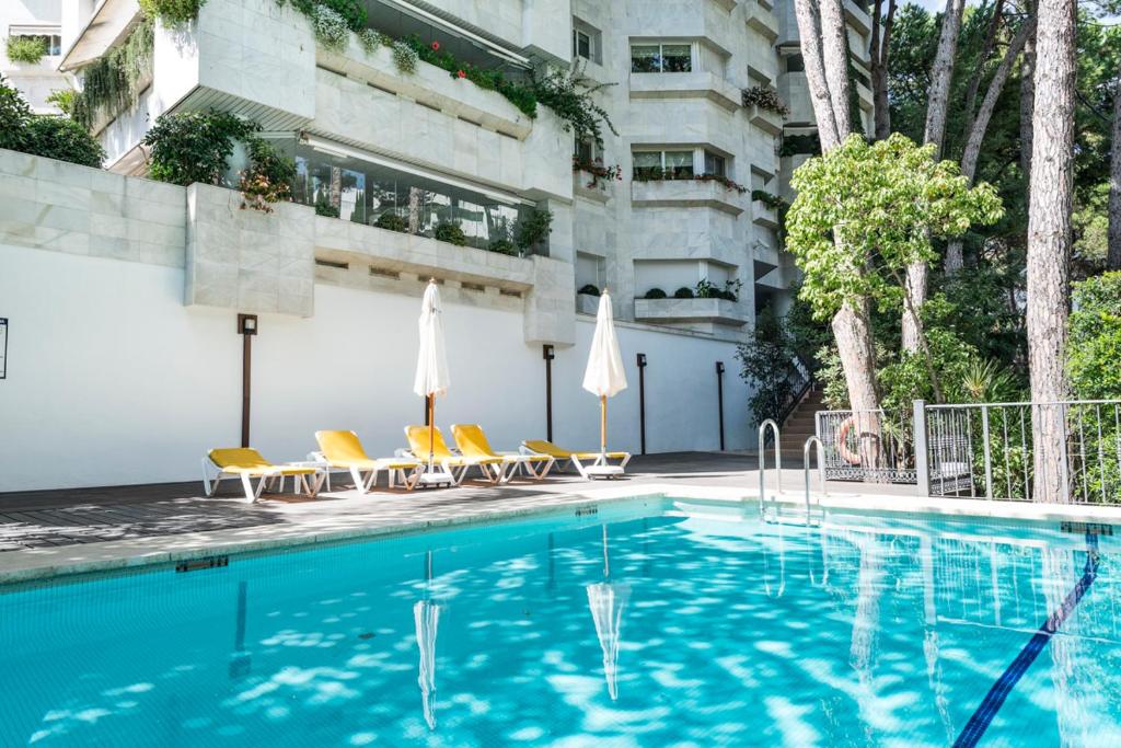 MARBELLA CITY BEACHFRONT WITH SEA VIEW, Marbella ...