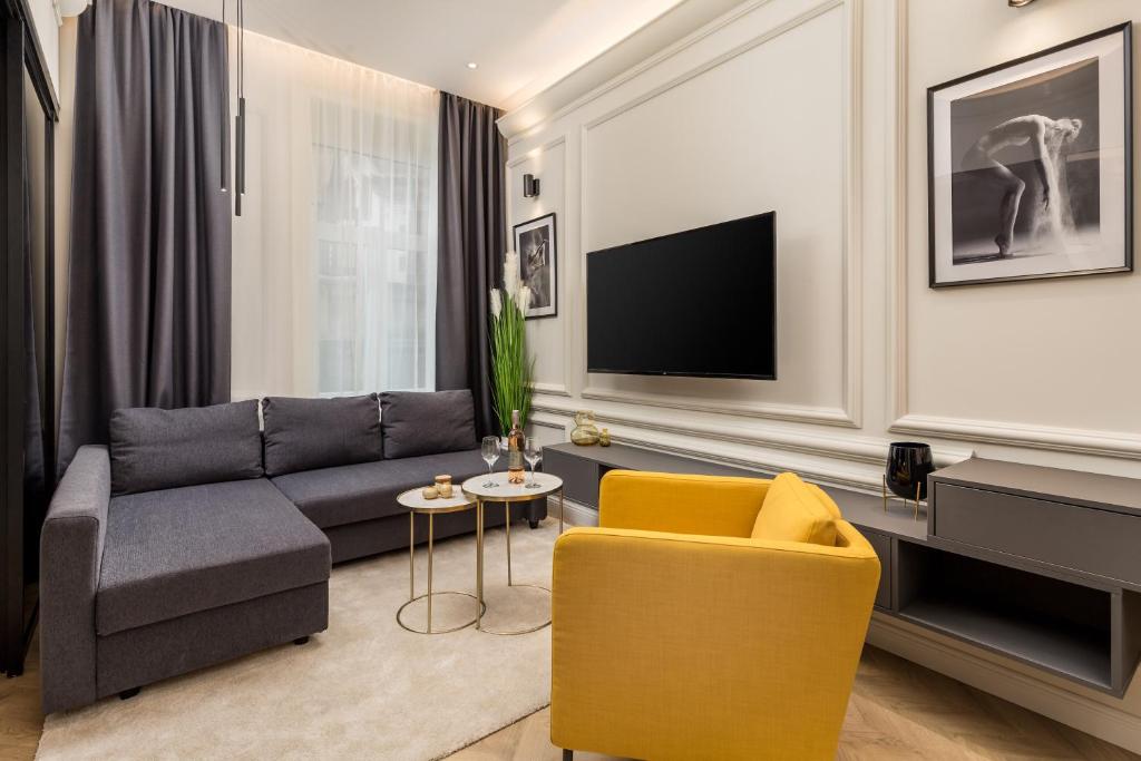 sala de estar con sofá y TV en Luxury Number 1 Apartments, en Rijeka