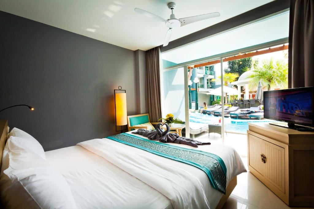 Postel nebo postele na pokoji v ubytování Ramaburin Resort Patong - SHA Extra Plus