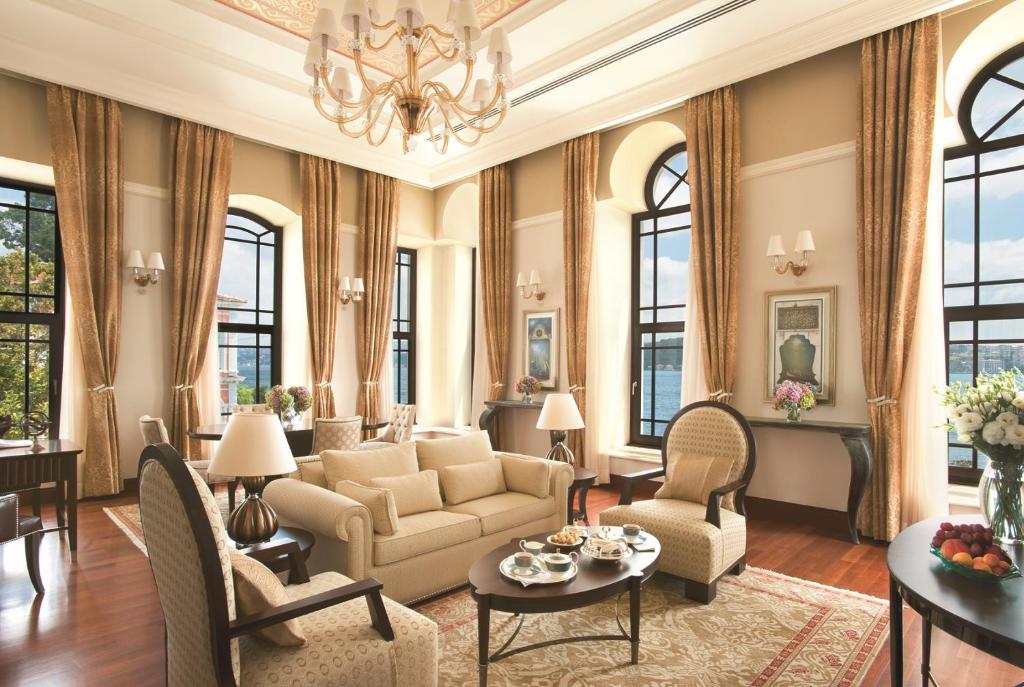 Posezení v ubytování Four Seasons Hotel Istanbul at the Bosphorus